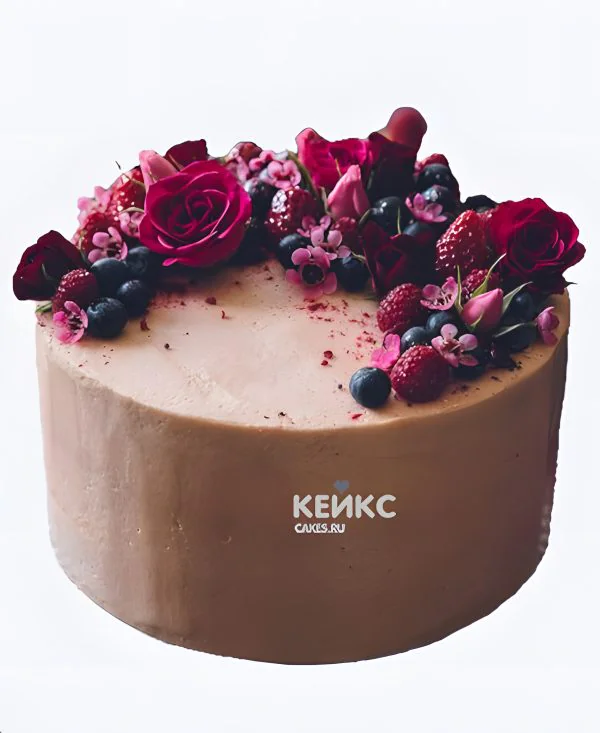 Торт в коричневом цвете с ягодами и кустовыми розами Торт в коричневом цвете с ягодами и кустовыми розами Фото