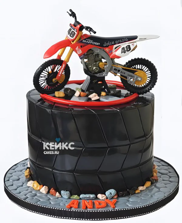 Торт с фигуркой мотоцикла и колесом Фото