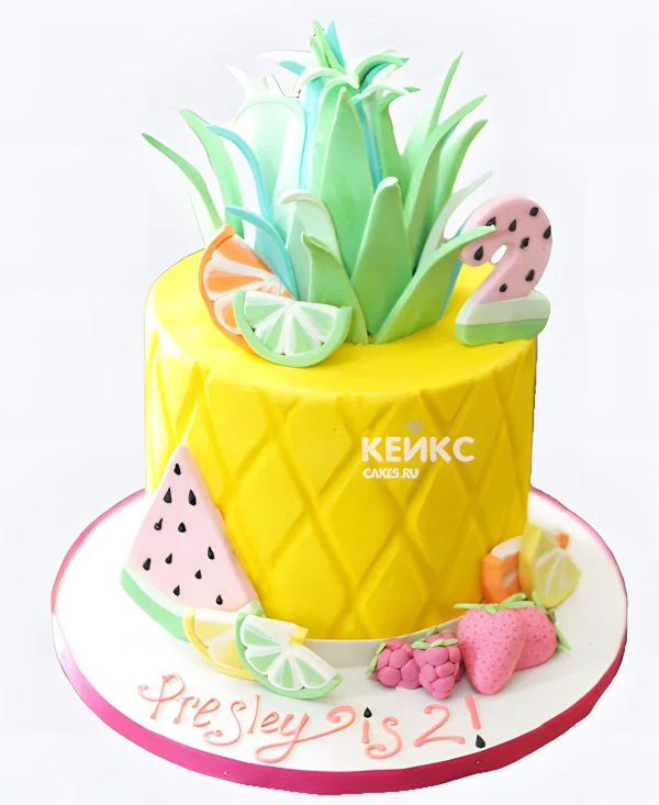 Жёлтый летний торт в виде ананаса с фруктами Жёлтый летний торт в виде ананаса с фруктами Фото