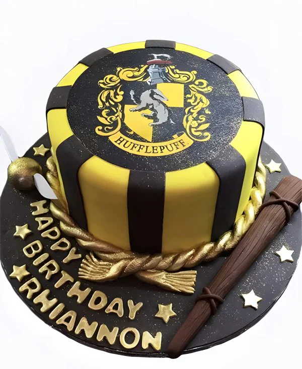 Минималистичный детский тортик в стиле Пуффендуй с яркой надписью и гербом Гарри Поттер Фото