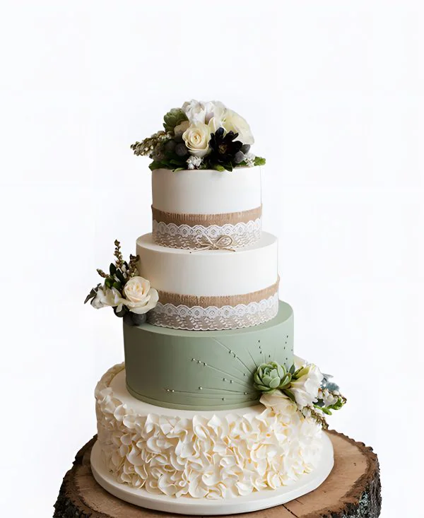 Трендовый свадебный торт с кружевом и цветами Трендовый свадебный торт с кружевом и цветами Фото