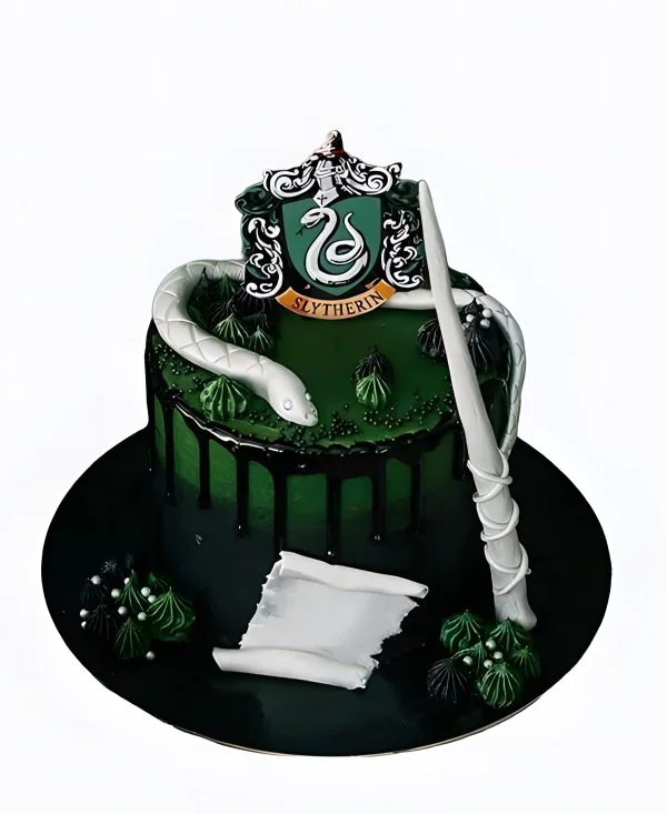 Темно-зеленый красивый тортик Гарри Поттер с гербом Слизерин Фото