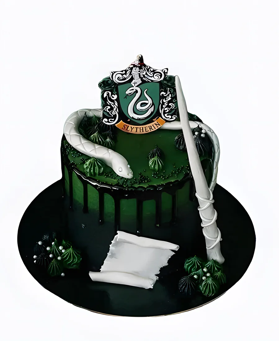 Темно-зеленый красивый тортик Гарри Поттер с гербом Слизерин Фото