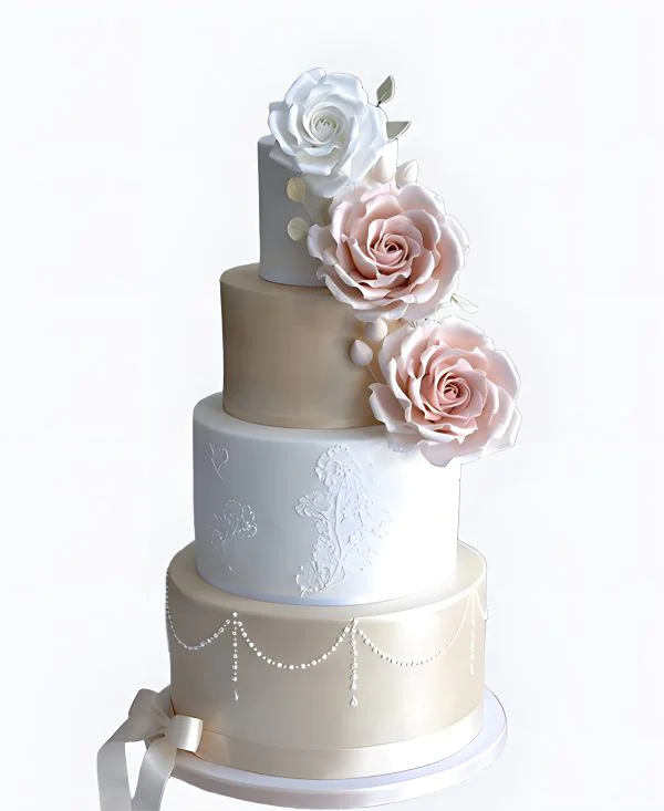 Трендовый торт на свадьбу с цветами и лентой Трендовый торт на свадьбу с цветами и лентой Фото