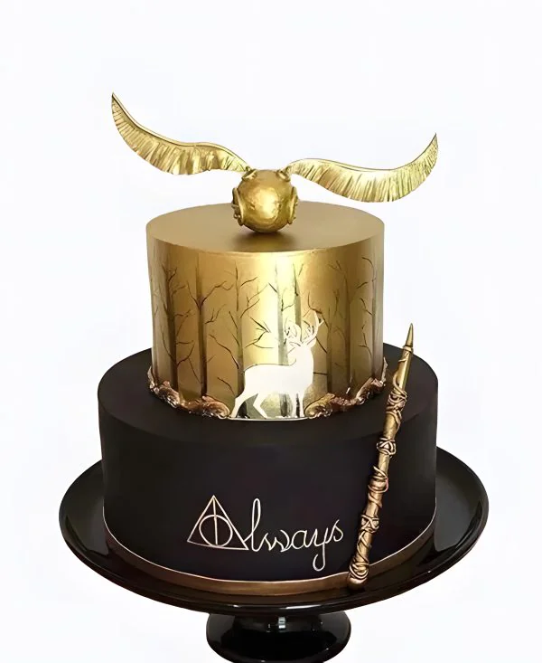 Изысканный золотой тортик с элементами из фильма Гарри Поттер Фото