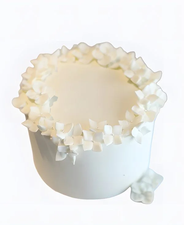 Белоснежный торт с цветами Фото