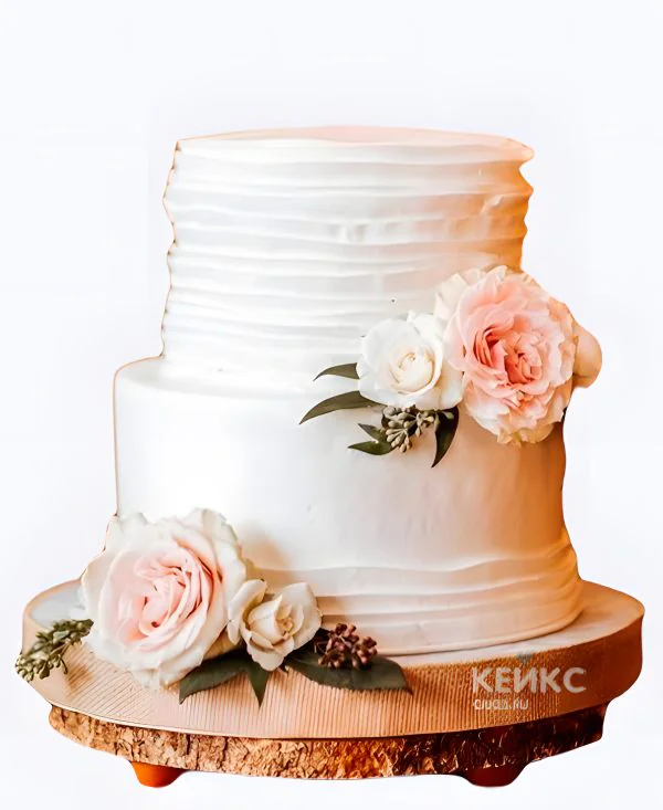 Белый свадебный торт с розами и листочками Фото