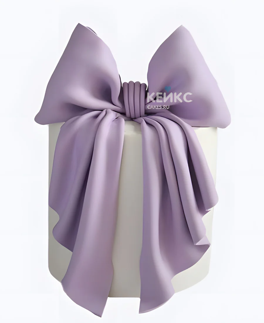 Белый торт девочке с большим сиреневым бантом Белый торт девочке с большим сиреневым бантом Фото