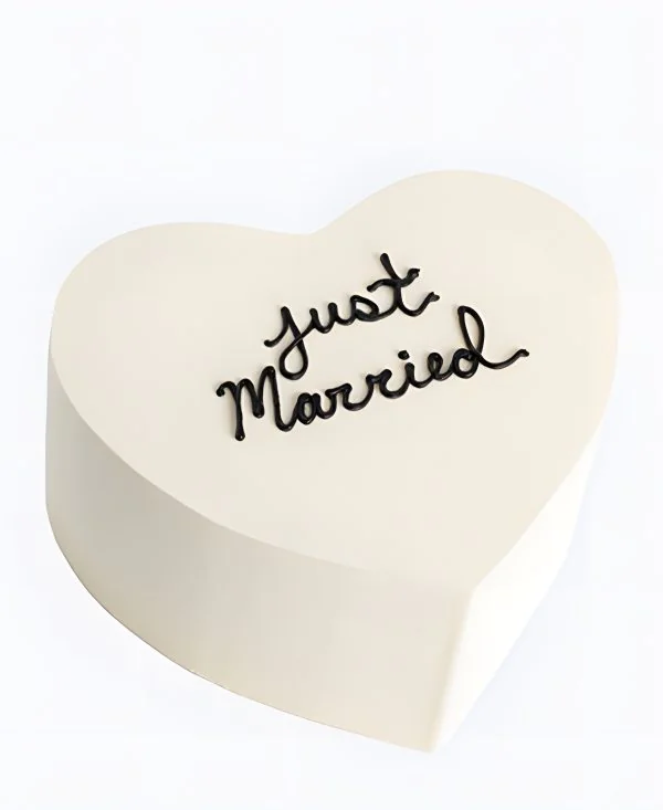 Белый торт на сватовство в виде сердца Белый торт на сватовство в виде сердца Фото