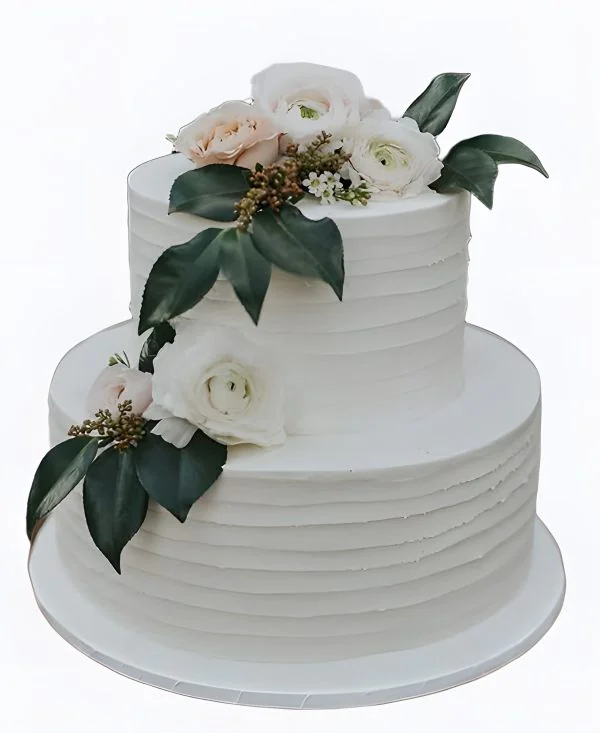 Белый торт рифленый с цветами и листочками Фото