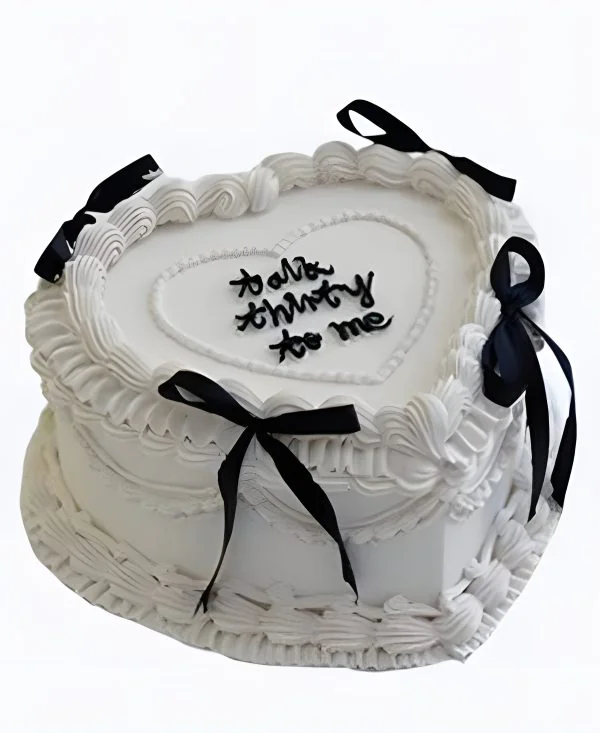 Белый торт с черными бантиками на сватовство Белый торт с черными бантиками на сватовство Фото