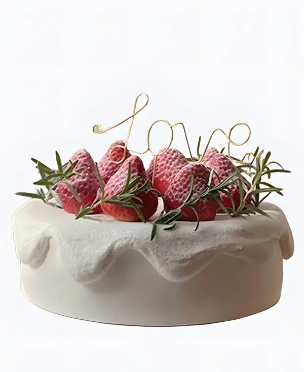 Белый торт с клубникой на сватовство Белый торт с клубникой на сватовство Фото