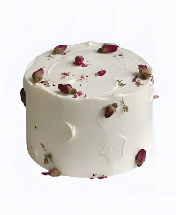 Белый торт с красными бутонами роз Фото