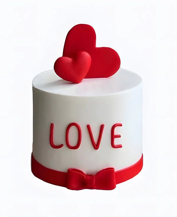 Белый торт с красными сердцами Фото