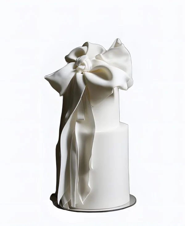 Белый трендовый торт с большим бантом на свадьбу Белый трендовый торт с большим бантом на свадьбу Фото