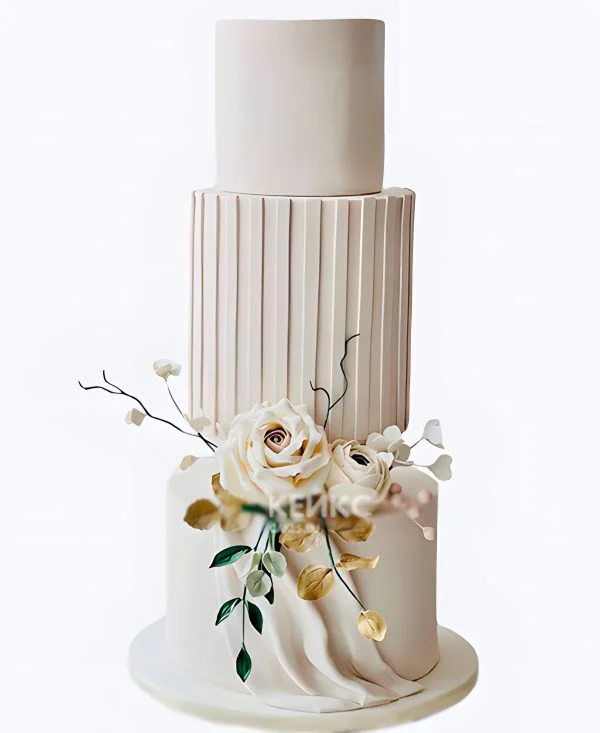 Бежевый свадебный торт Башня с розами Бежевый свадебный торт Башня с розами Фото