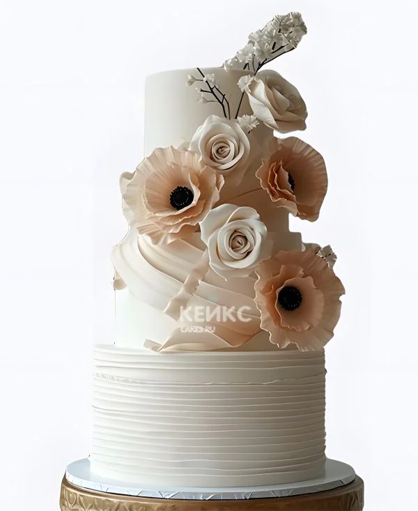 Бежевый свадебный торт рифленый с цветами Бежевый свадебный торт рифленый с цветами Фото