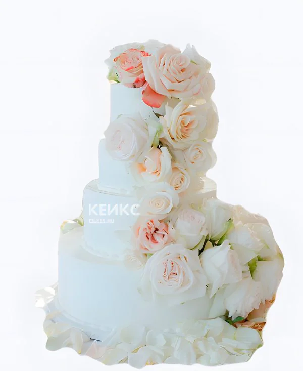 Большой свадебный торт белый с розами и лепестками Фото