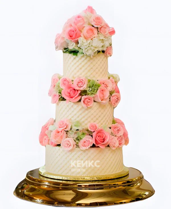 Большой свадебный торт в решетку с розами Фото