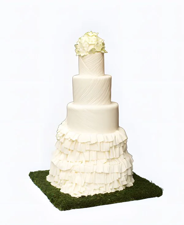 Большой трендовый торт с рюшами на свадьбу Большой трендовый торт с рюшами на свадьбу Фото