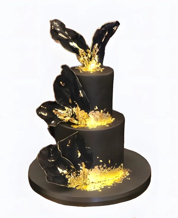 Черный трендовый торт с золотым украшением на свадьбу Черный трендовый торт с золотым украшением на свадьбу Фото