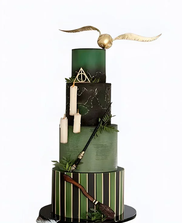 Чудесный зеленый тортик с свечами в стиле Слизерин из Гарри Поттера Фото