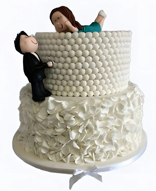 Двухъярусный торт с фигурками влюбленных на сватовство Двухъярусный торт с фигурками влюбленных на сватовство Фото