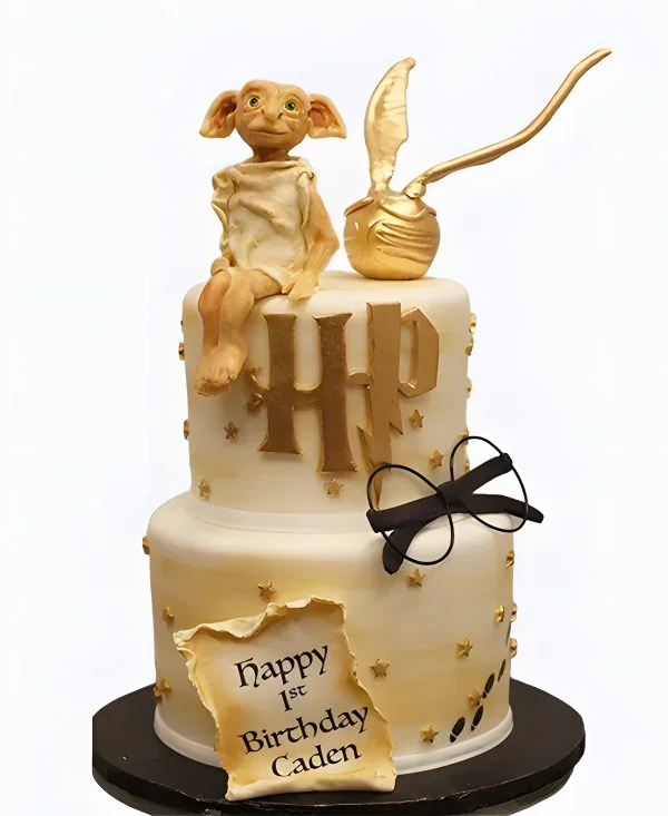 Двухъярусный бежевый тортик по Гарри Поттеру с верным Добби и письмом Двухъярусный бежевый тортик по Гарри Поттеру с верным Добби и письмом Фото