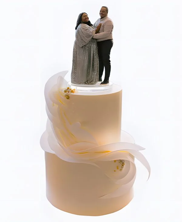 Элегантный свадебный торт с фигурками молодоженов Фото