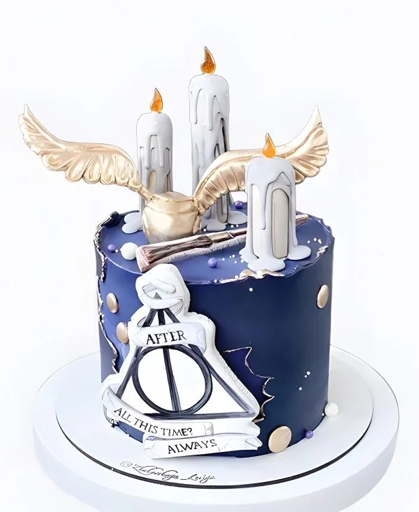 Эстетичный детский торт для Ревенклоу по Гарри Поттеру с свечами Фото