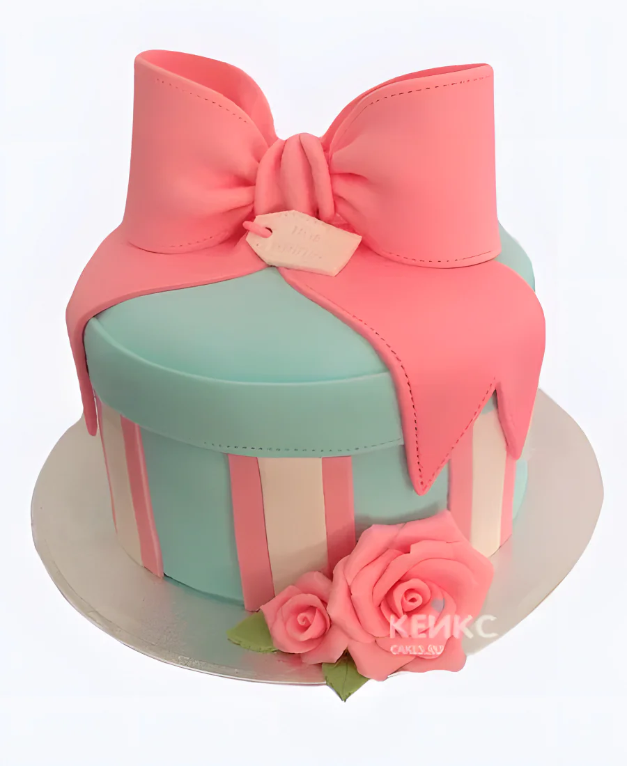 Эстетичный тортик в виде коробочки с цветочком и внушительным бантиком Эстетичный тортик в виде коробочки с цветочком и внушительным бантиком Фото