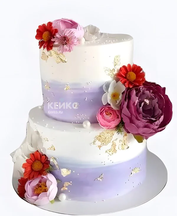 Фиолетовый свадебный торт двухцветный с яркими цветами Фиолетовый свадебный торт двухцветный с яркими цветами Фото