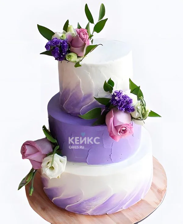 Фиолетовый свадебный торт с мазками и розами Фиолетовый свадебный торт с мазками и розами Фото