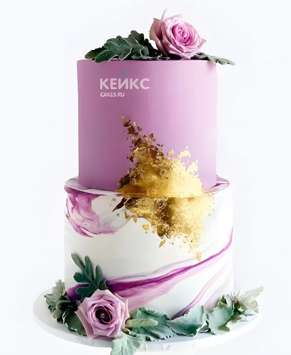 Фиолетовый свадебный торт с розами и золотым пятном Фиолетовый свадебный торт с розами и золотым пятном Фото