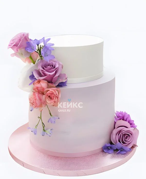 Фиолетовый свадебный торт Цветочная брошь Фиолетовый свадебный торт Цветочная брошь Фото