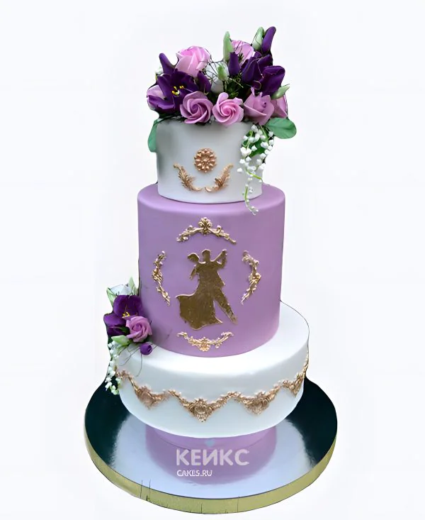 Фиолетовый свадебный торт Золотой силуэт с цветами Фиолетовый свадебный торт Золотой силуэт с цветами Фото