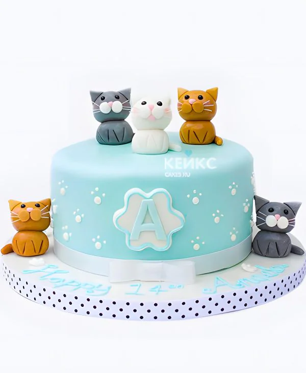Голубой торт с лапками и фигурками кошек Голубой торт с лапками и фигурками кошек Фото