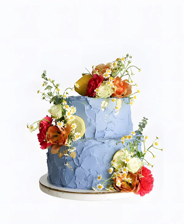 Голубой трендовый торт на свадьбу с живыми цветами Голубой трендовый торт на свадьбу с живыми цветами Фото