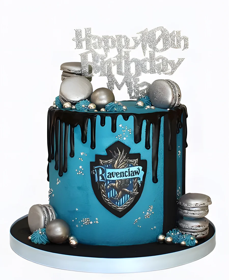 Яркий торт по Гарри Поттеру с макарунсами и гербом Ревенклоу Яркий торт по Гарри Поттеру с макарунсами и гербом Ревенклоу Фото