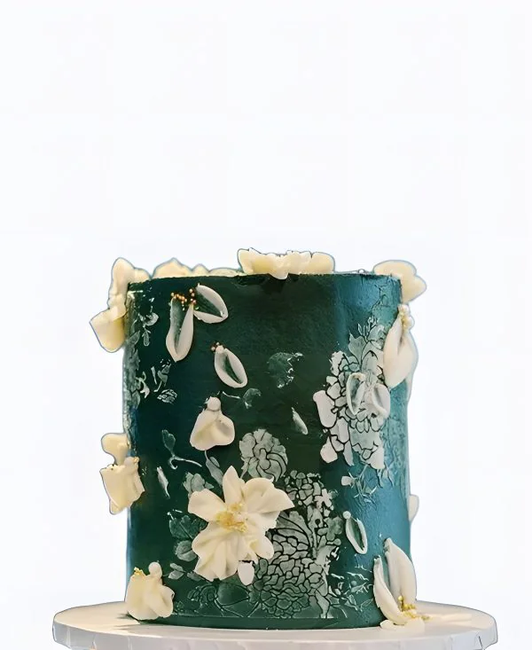 Изумрудный тредовый торт с белыми цветами на свадьбу Изумрудный тредовый торт с белыми цветами на свадьбу Фото