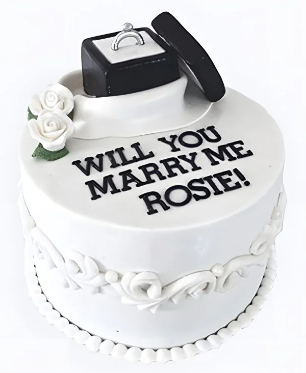 Изящный торт с кольцом на сватовство Изящный торт с кольцом на сватовство Фото