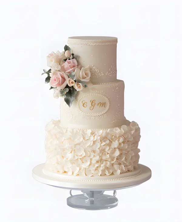 Изящный трендовый торт с лепестками на свадьбу Изящный трендовый торт с лепестками на свадьбу Фото