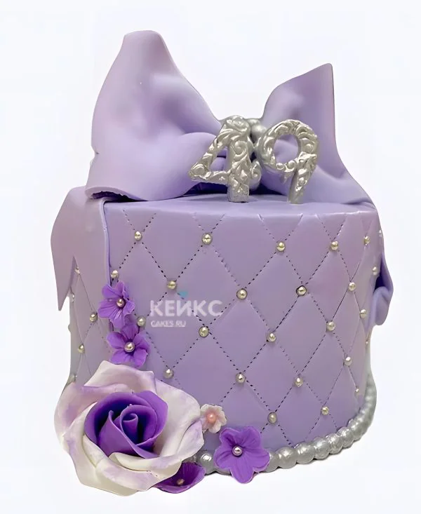 Пурпурный торт с розочкой и бантиком Пурпурный торт с розочкой и бантиком Фото