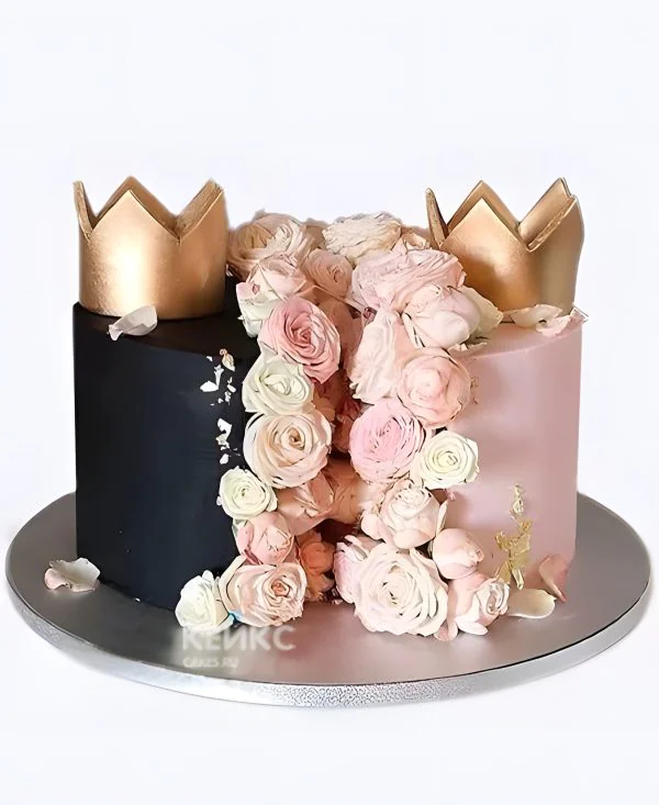 Изысканный торт с розами и коронами для двойняшек Фото