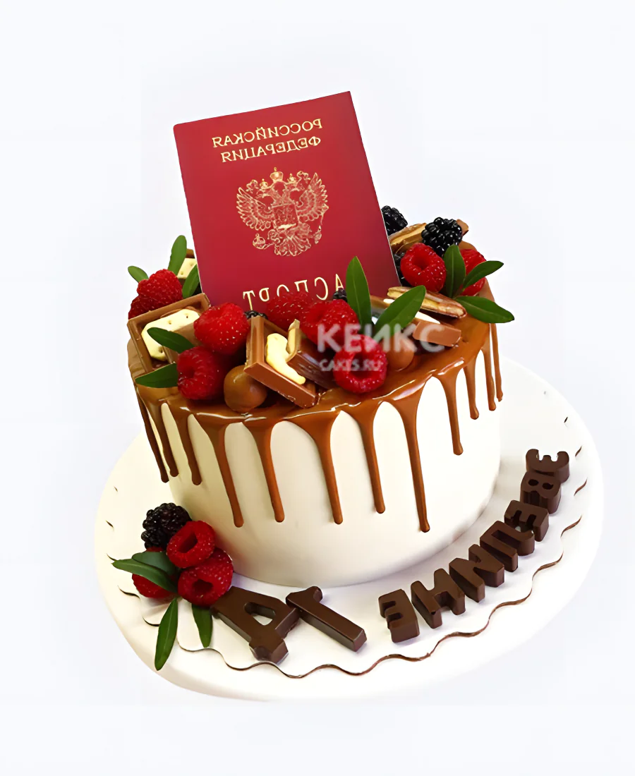 Карамельный торт на 14 лет с ягодами и печеньем Фото