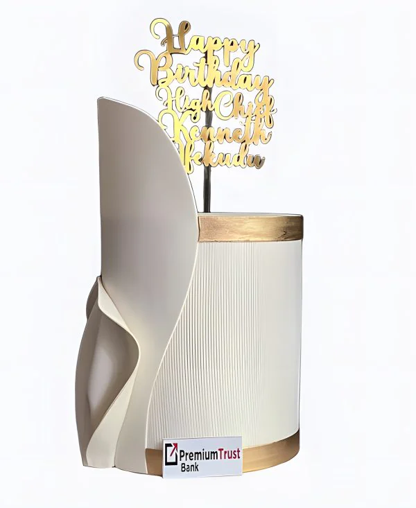 Корпоративный торт белый с золотым обрамлением Фото