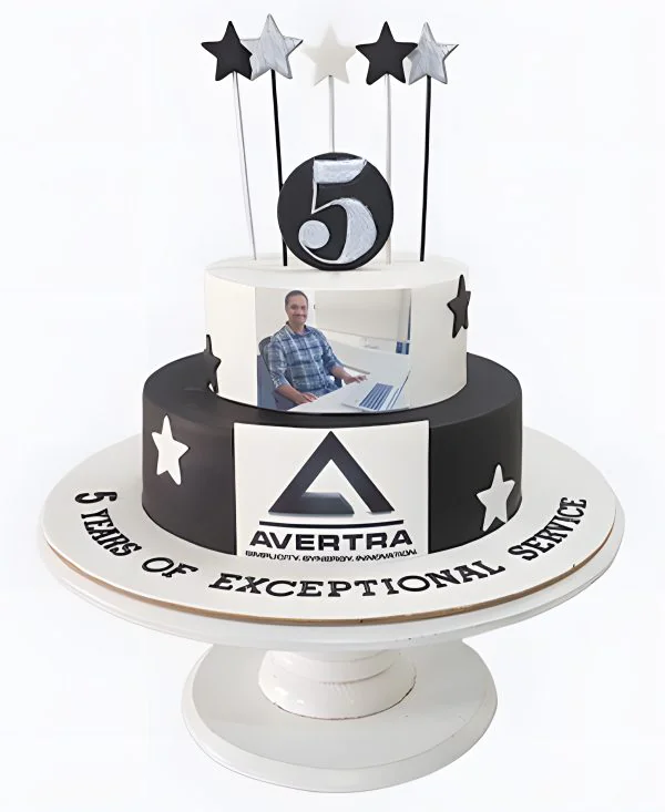 Корпоративный торт черно-белый с фотопечатью и звездами Фото