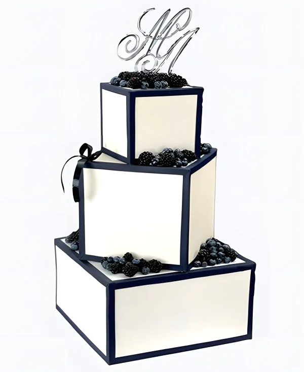 Корпоративный торт черно-белый с ягодами Фото