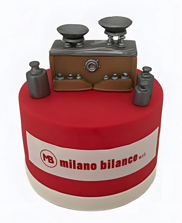 Корпоративный торт красный с весами Фото