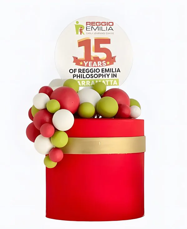 Корпоративный торт красный с золотой лентой и шарами Фото